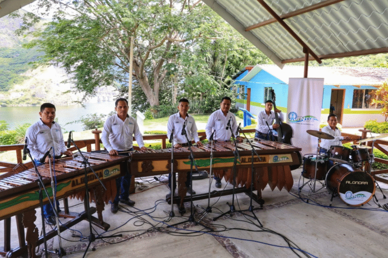 Marimba Alondra conquista con el bello sonido de sus teclas morenas