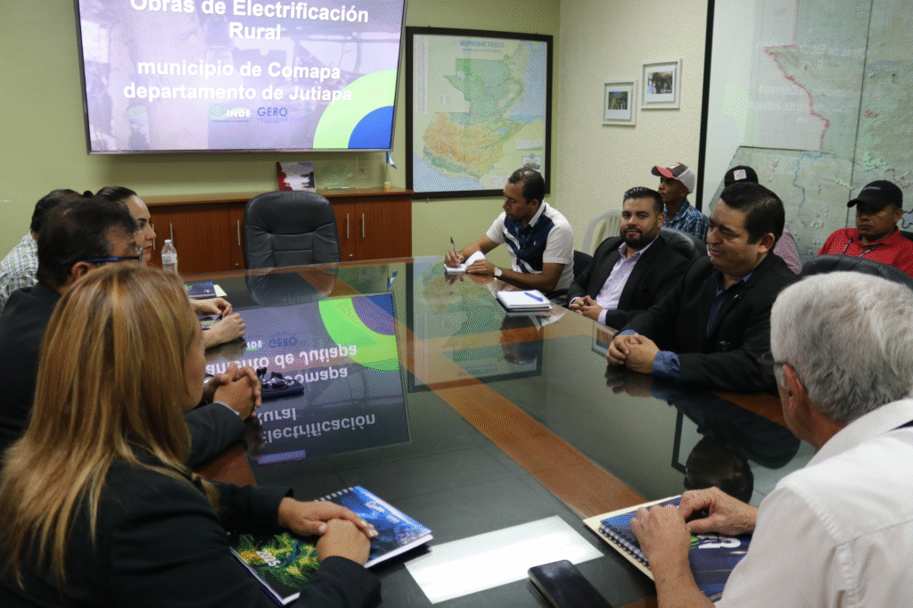 Avanzan proyectos de electrificación rural en comunidades de Comapa, Jutiapa.