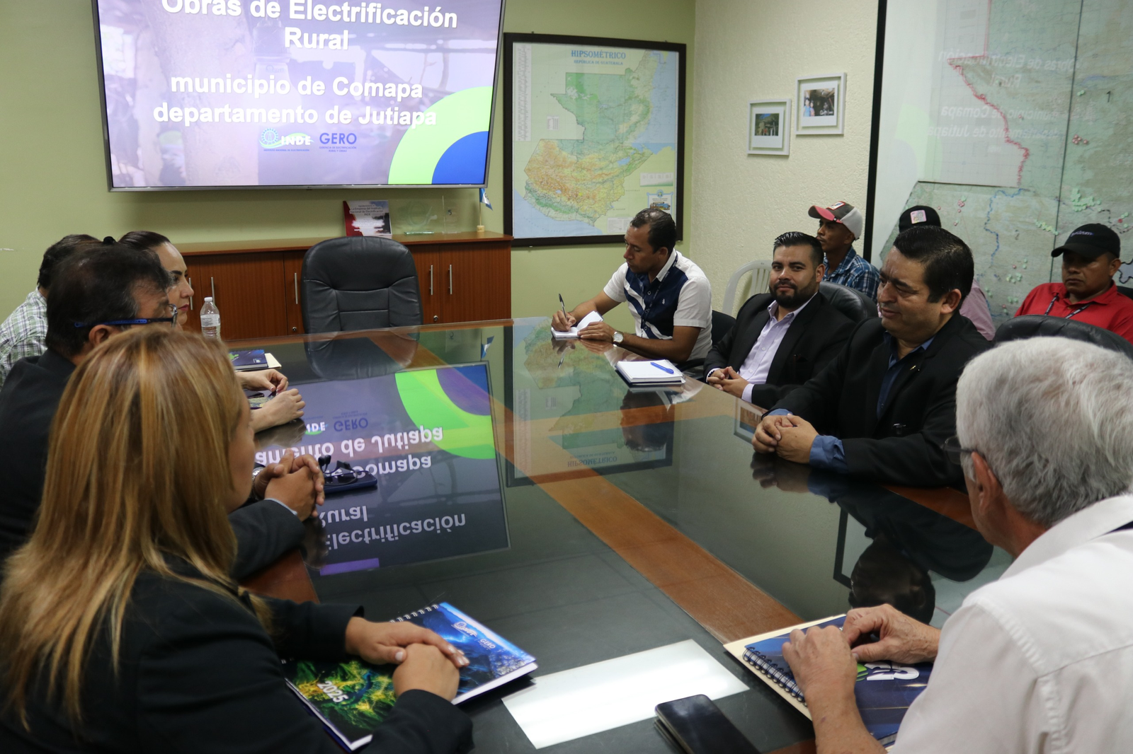 Avanzan proyectos de electrificación rural en comunidades de Comapa, Jutiapa.