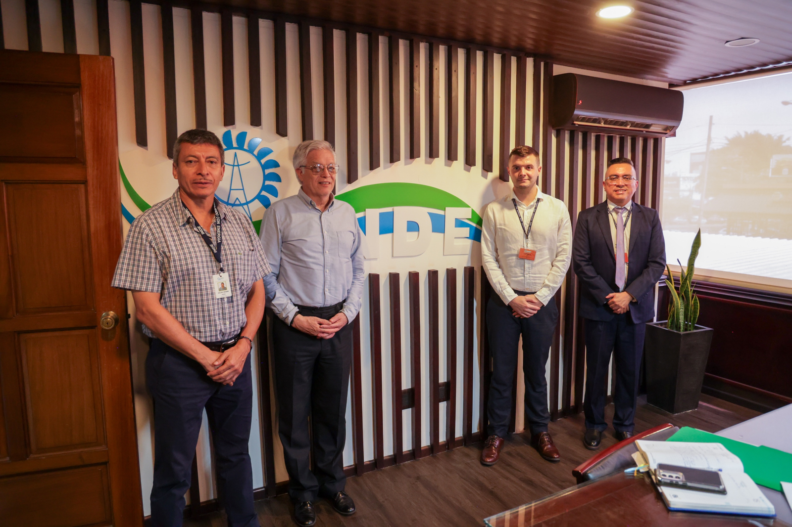 Autoridades del INDE reciben a funcionario del Reino Unido