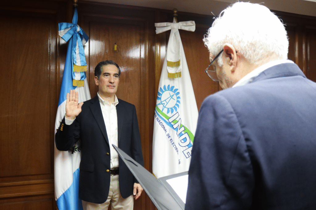 Juramentan a nuevos miembros del Consejo Directivo del INDE.