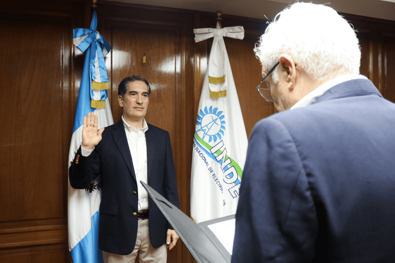 Juramentan a nuevos miembros del Consejo Directivo del INDE.